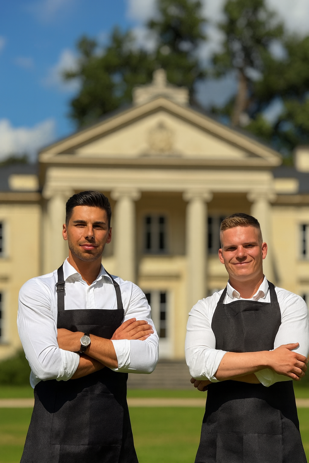 Dwóch Dominików przy stanowisku Pyszny Event