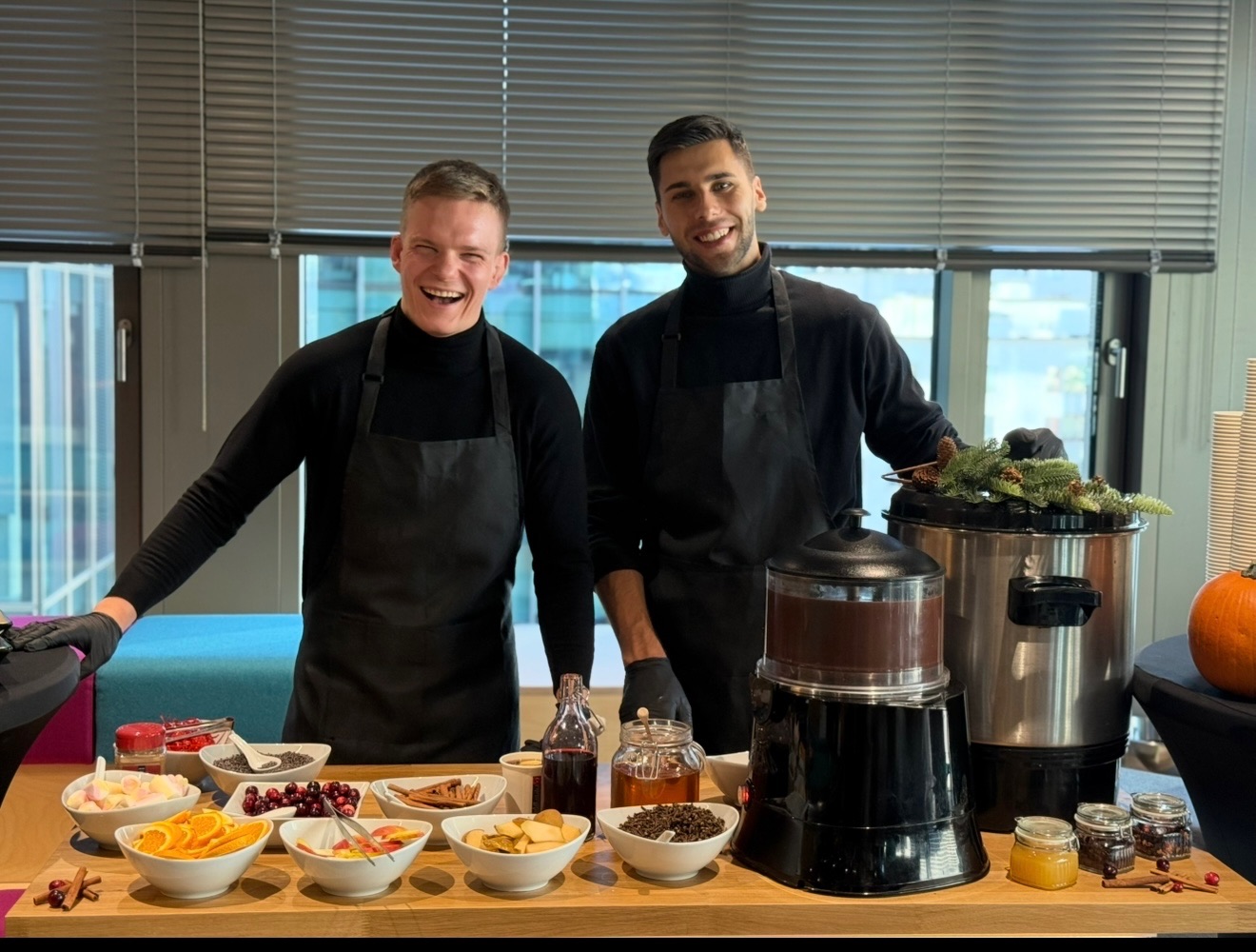 Dwóch Dominików przy stanowisku Pyszny Event